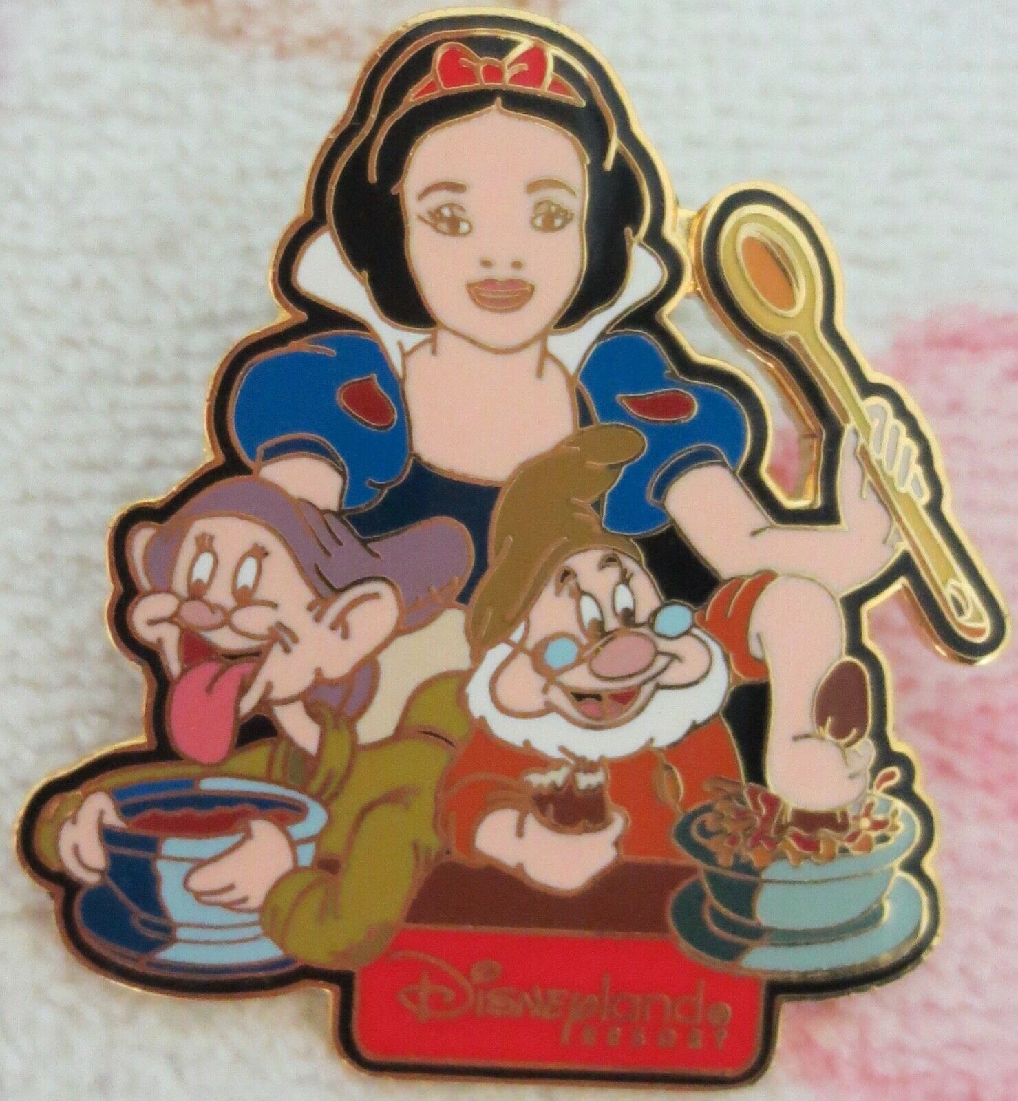 Dlr Snow White Doc Dopey Dining Series Annual Passholder #2 Limited Ed Pin 2002