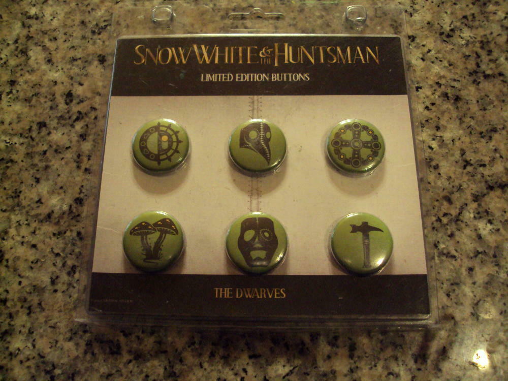 New Snow White And The Huntsman Limited Edition Buttons The Dwarves     Id:37385